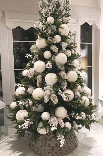 40+ Best Christmas Tree Decor Ideas & Inspirations for 2019 christmas tree ideas, christmas tree decoration trends 2019 #christmastreeideas